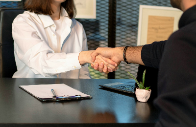 Collaboration entre banques et courtiers : un partenariat gagnant pour la gestion de patrimoine